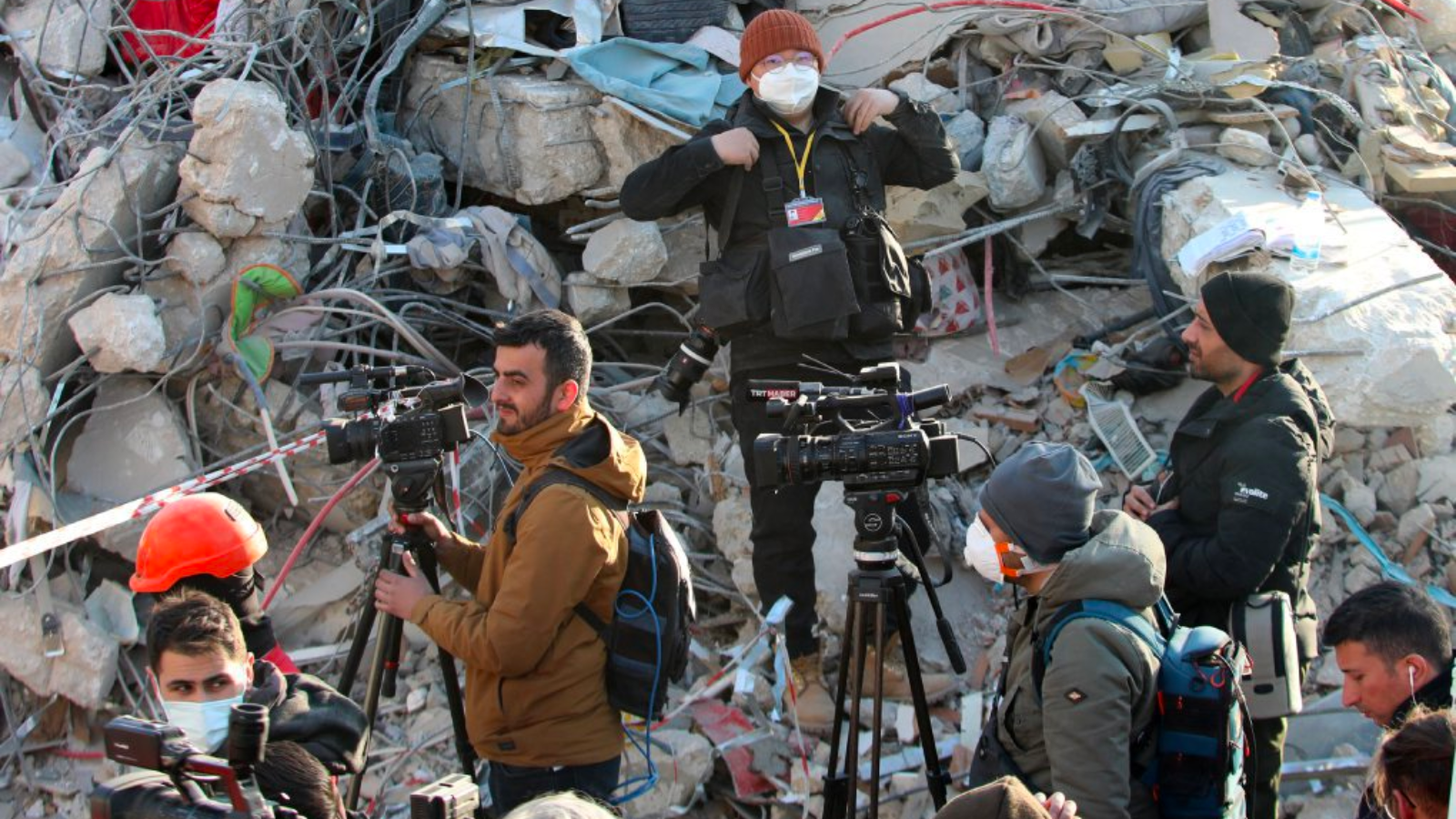 RSF: Gazeteciler hem depremden hem baskılardan çekti